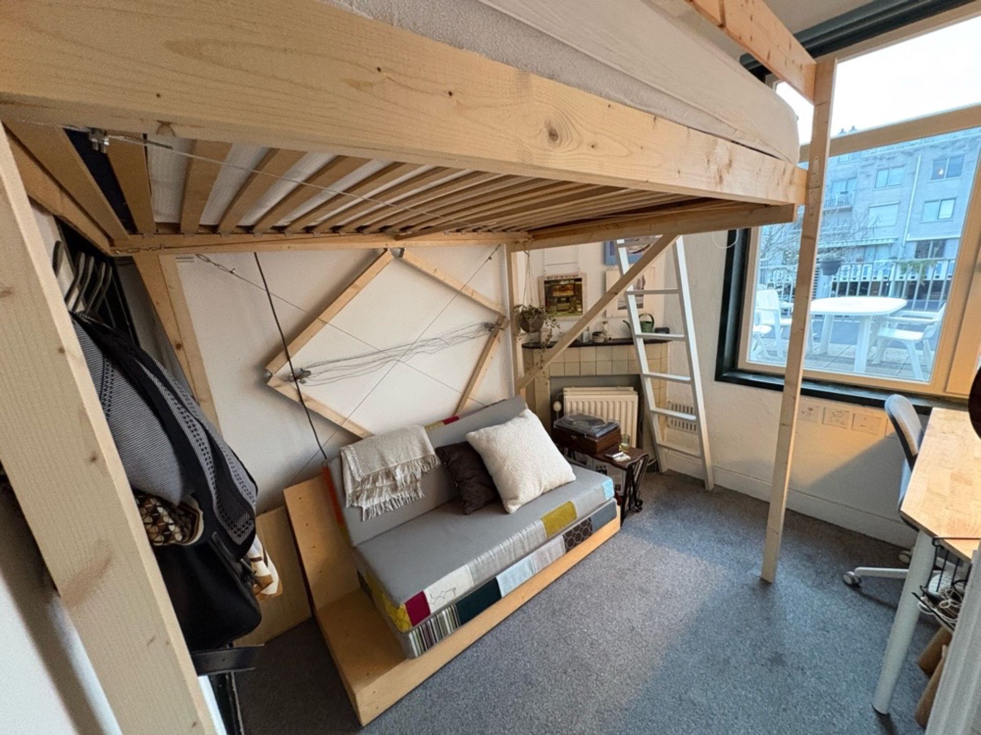 Image accompanying room listing