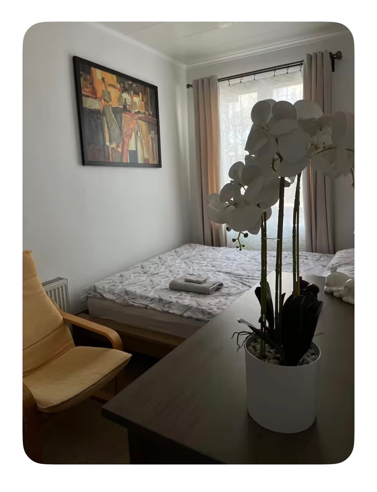 Image accompanying room listing