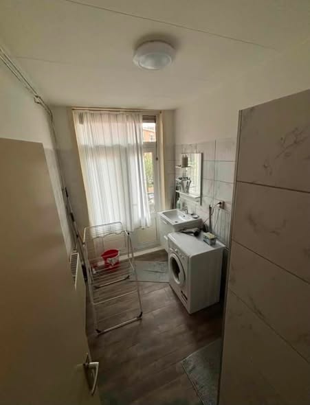 Image accompanying room listing