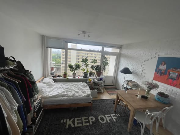 Image accompanying room listing