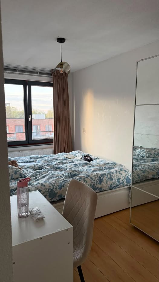 Image accompanying room listing