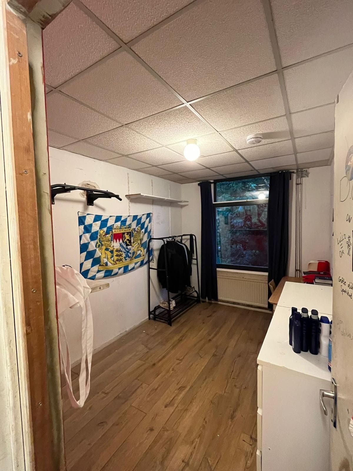 Image accompanying room listing