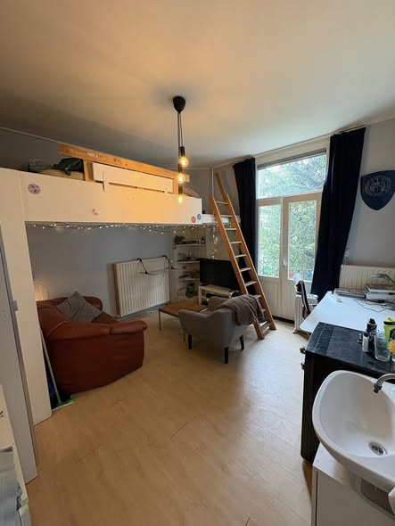 Image accompanying room listing