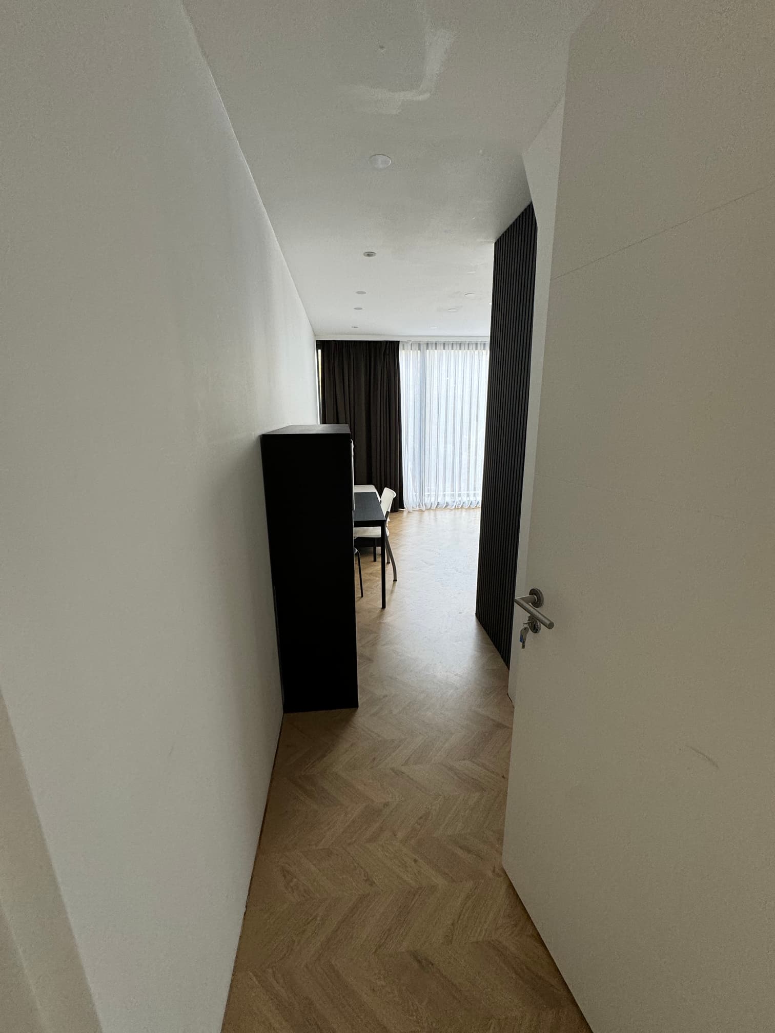 Image accompanying room listing
