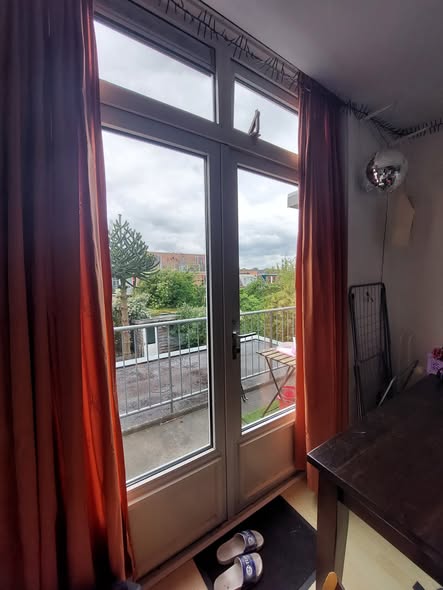 Image accompanying room listing