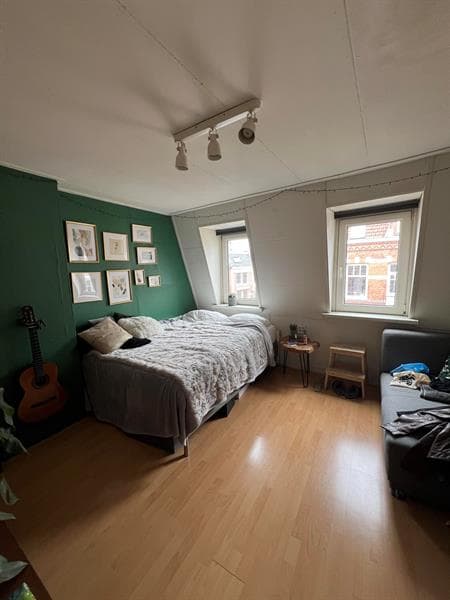 Image accompanying room listing