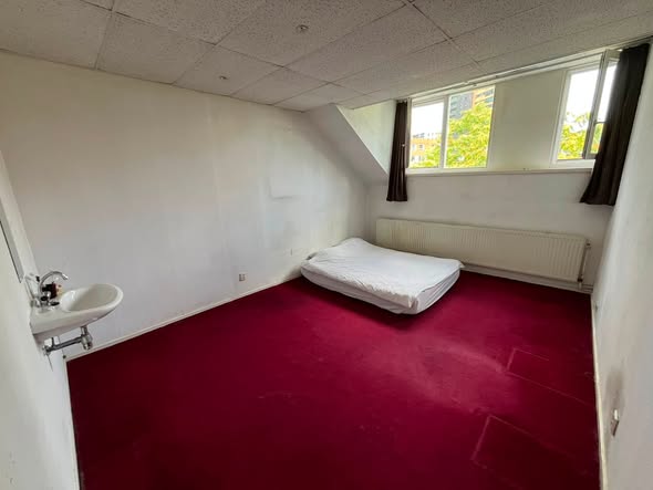 Image accompanying room listing
