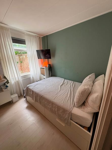 Image accompanying room listing