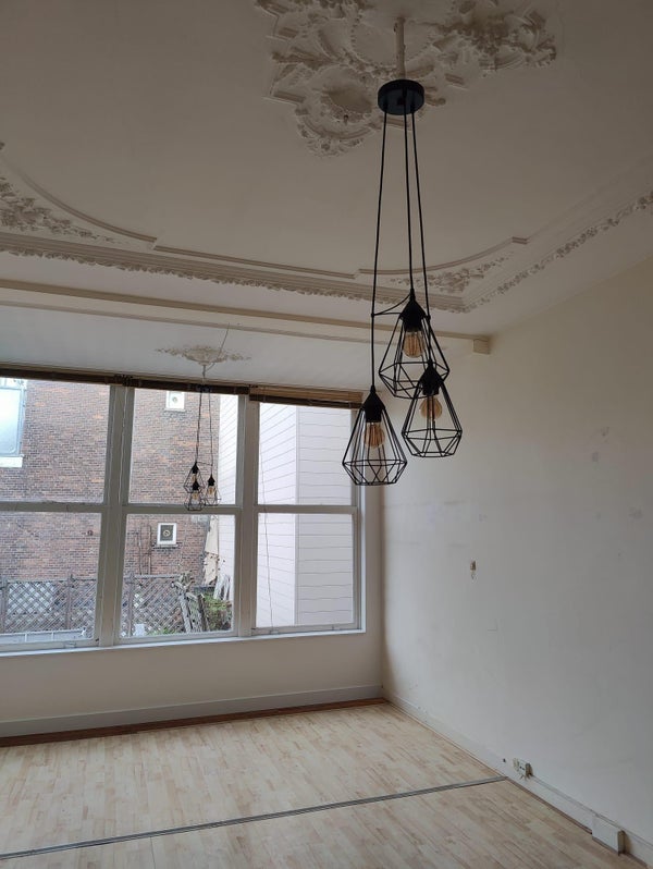 Image accompanying room listing