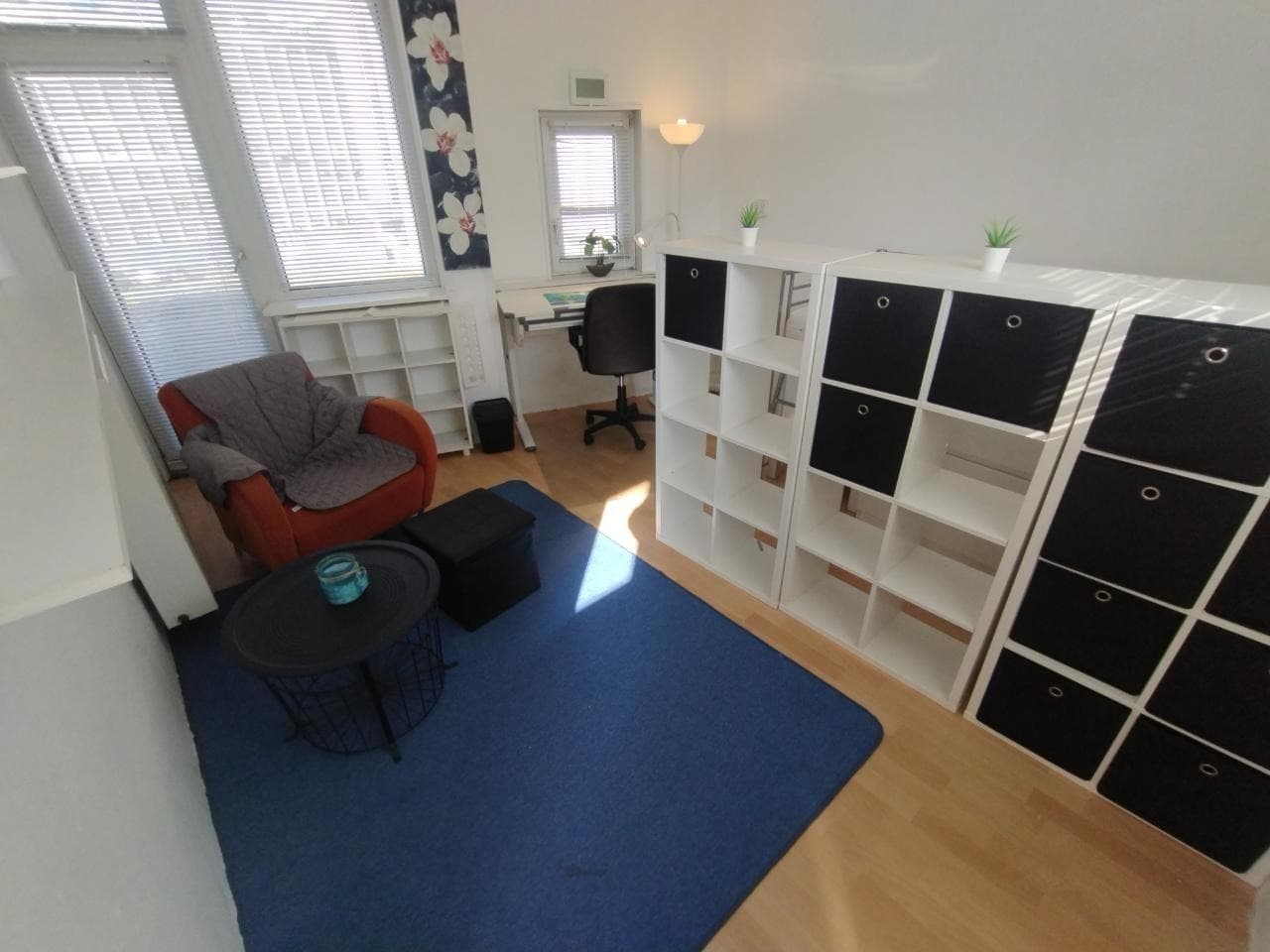 Image accompanying room listing