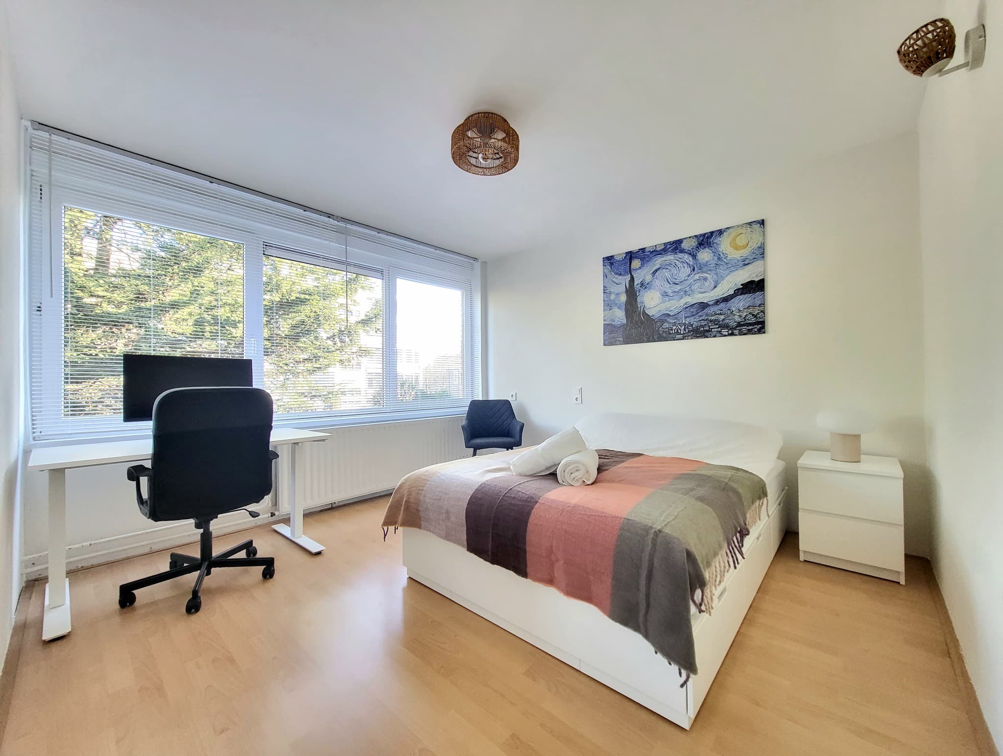 Image accompanying room listing