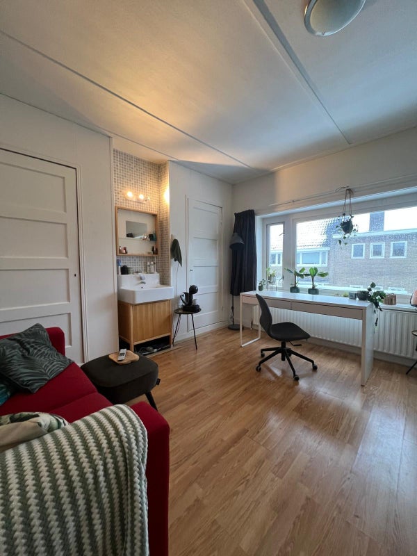 Image accompanying room listing