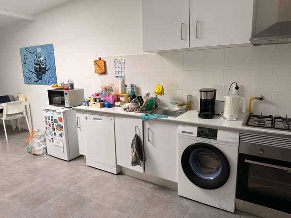 Image accompanying room listing