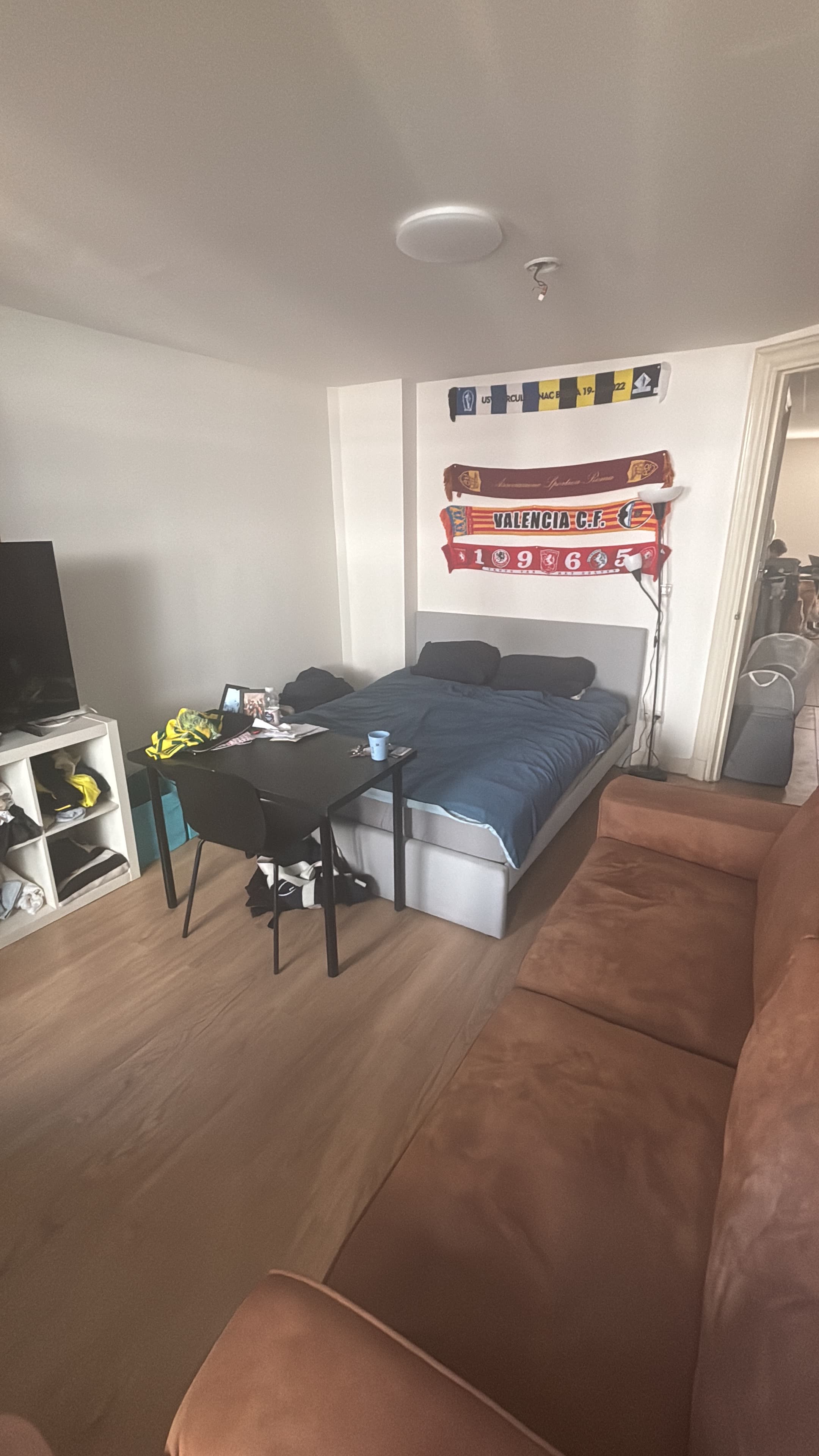 Image accompanying room listing