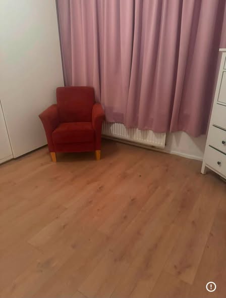 Image accompanying room listing