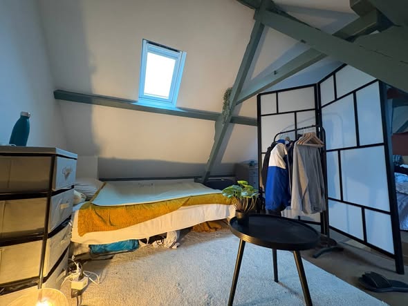 Image accompanying room listing