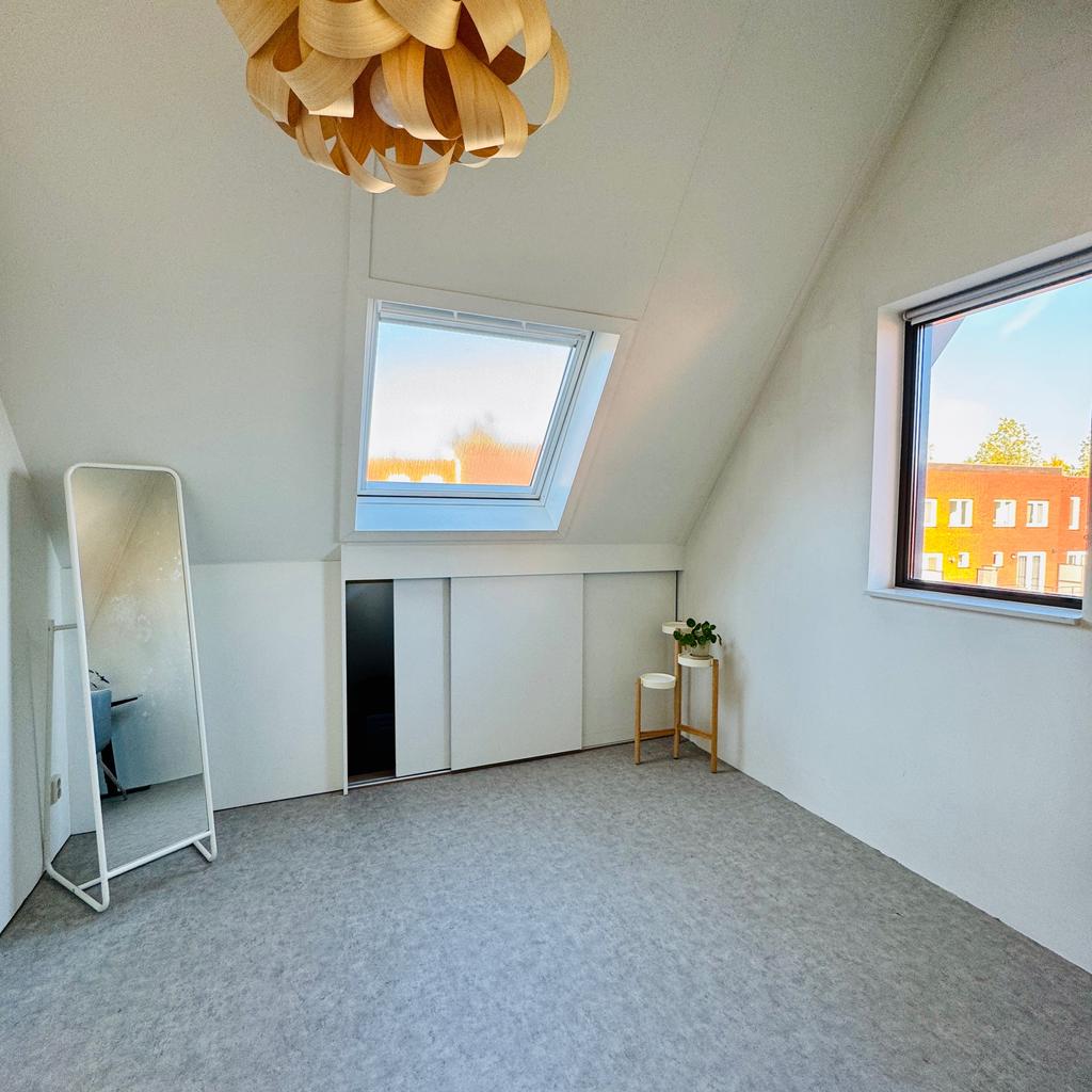 Image accompanying room listing