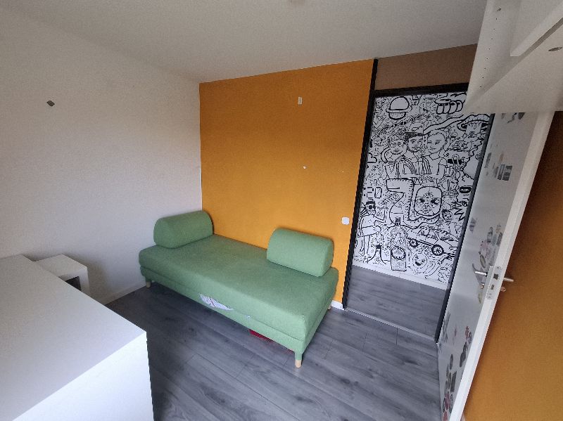 Image accompanying room listing