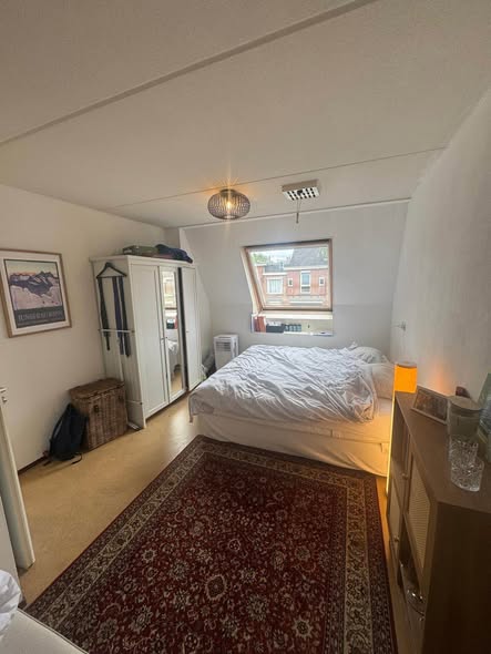 Image accompanying room listing