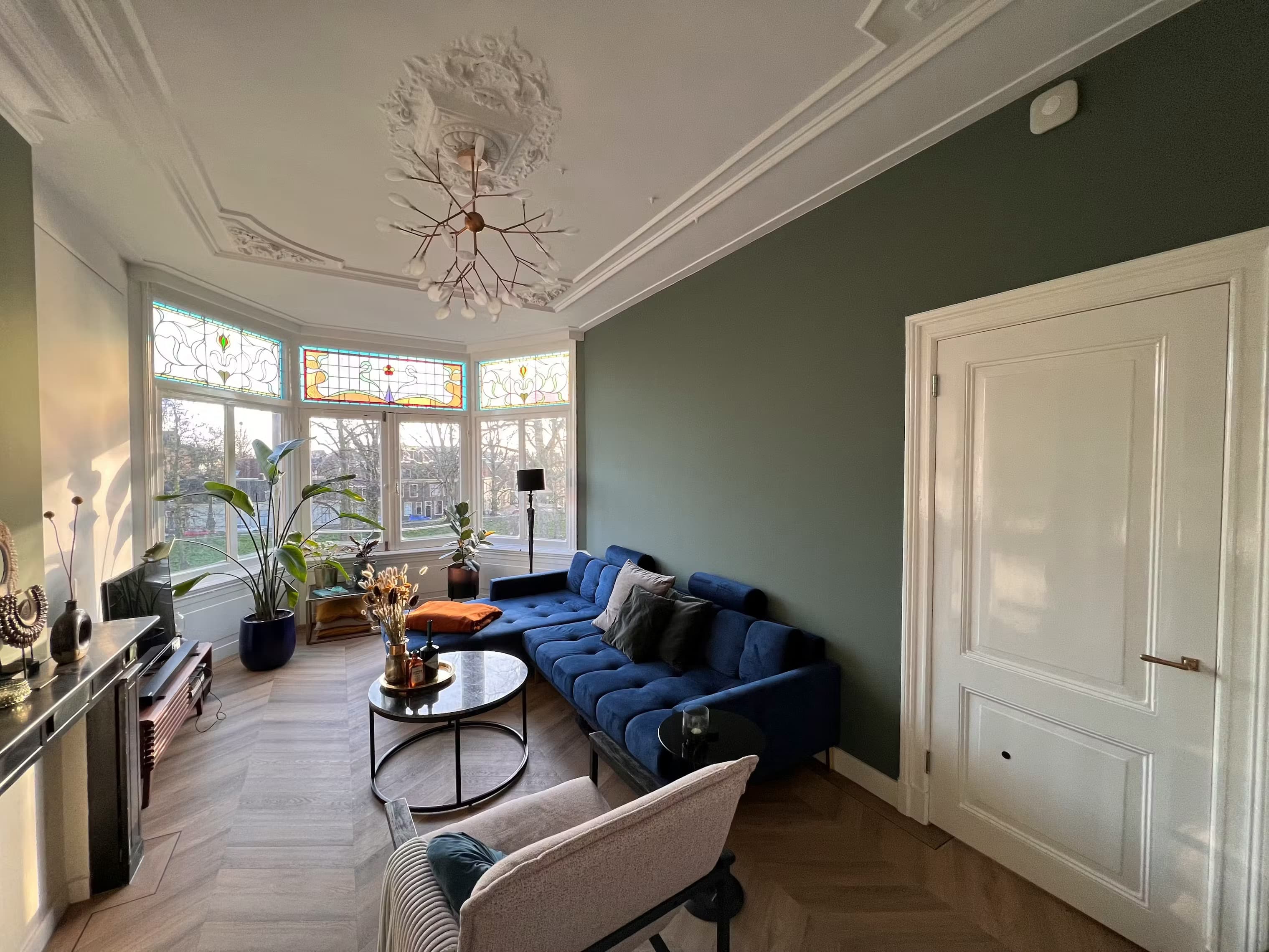 Image accompanying room listing