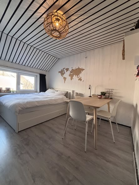 Image accompanying room listing