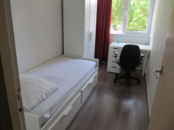 Image accompanying room listing