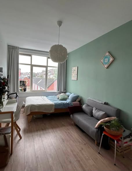 Image accompanying room listing