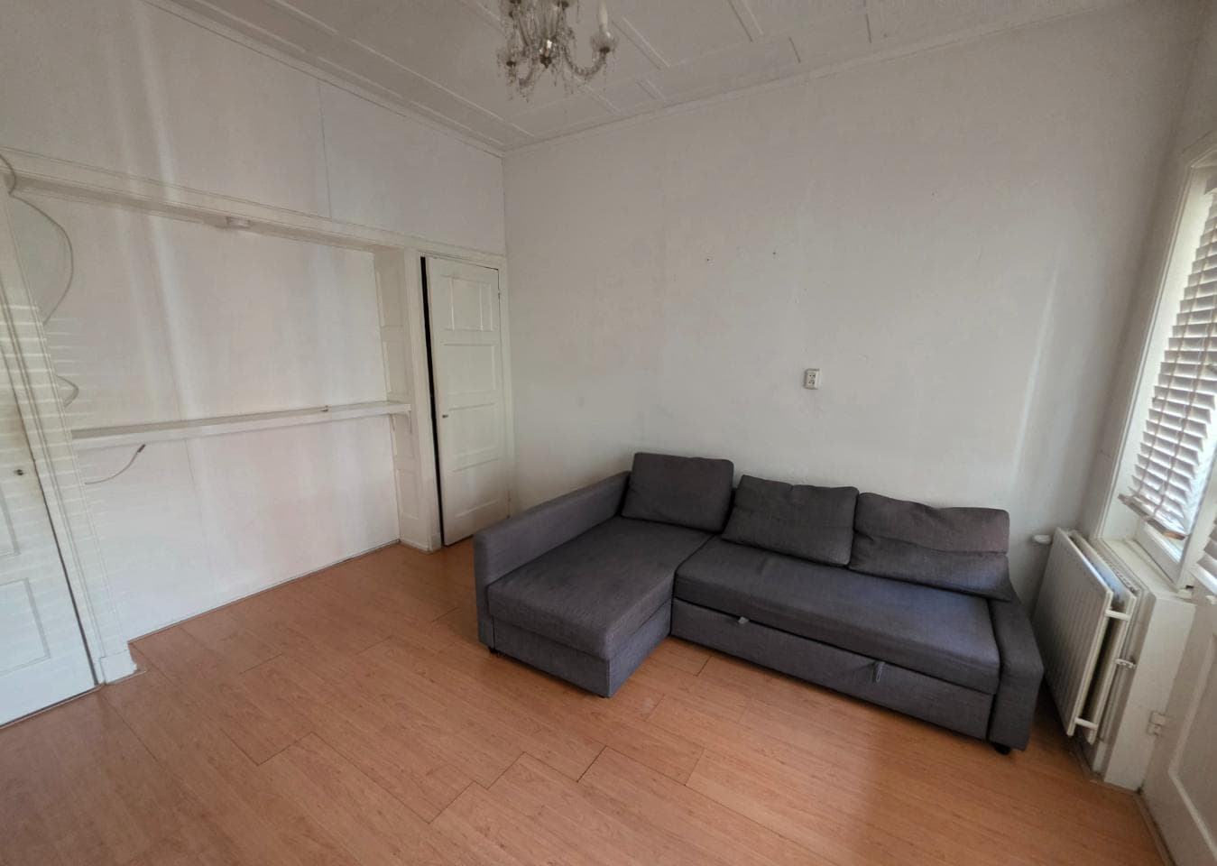Image accompanying room listing