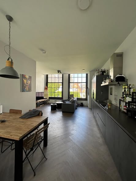 Image accompanying room listing