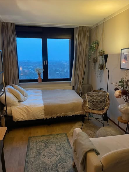 Image accompanying room listing