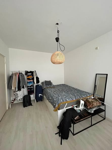 Image accompanying room listing
