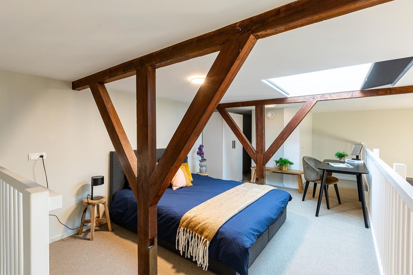 Image accompanying room listing