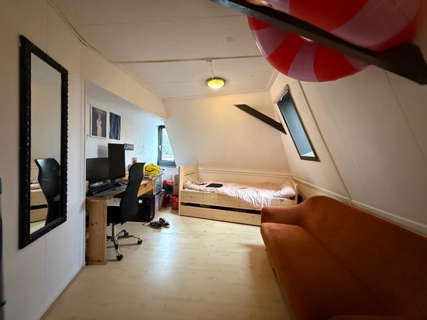 Image accompanying room listing