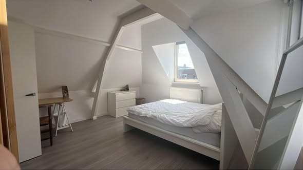 Image accompanying room listing