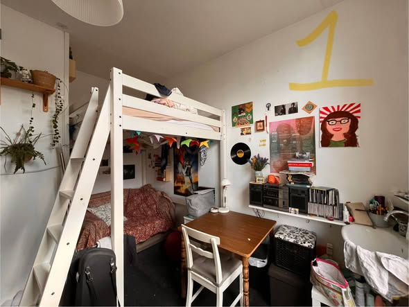 Image accompanying room listing