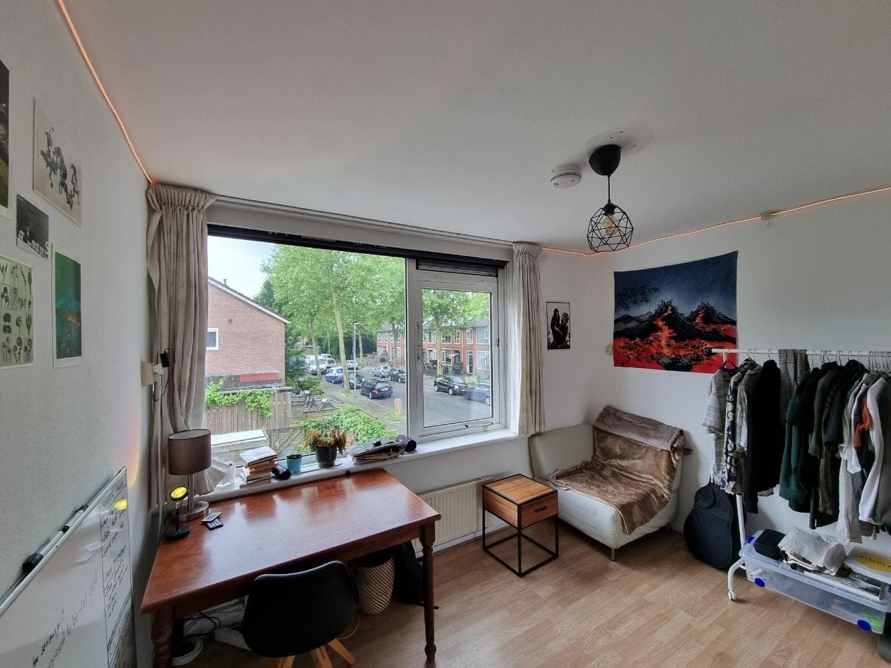 Image accompanying room listing