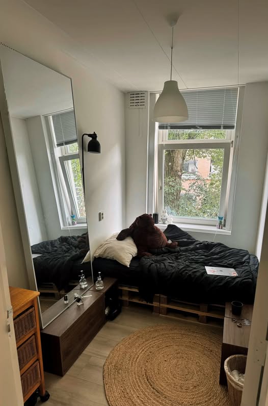 Image accompanying room listing