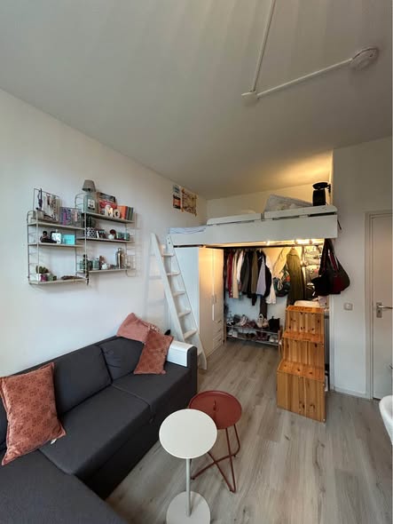 Image accompanying room listing
