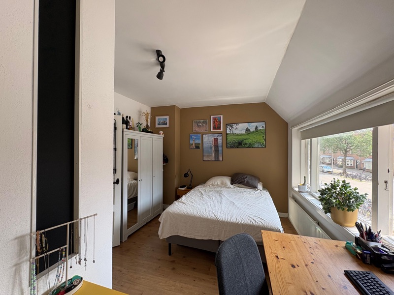 Image accompanying room listing