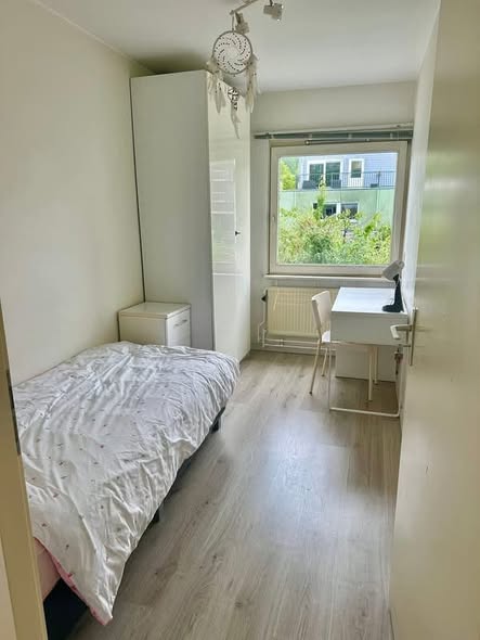 Image accompanying room listing