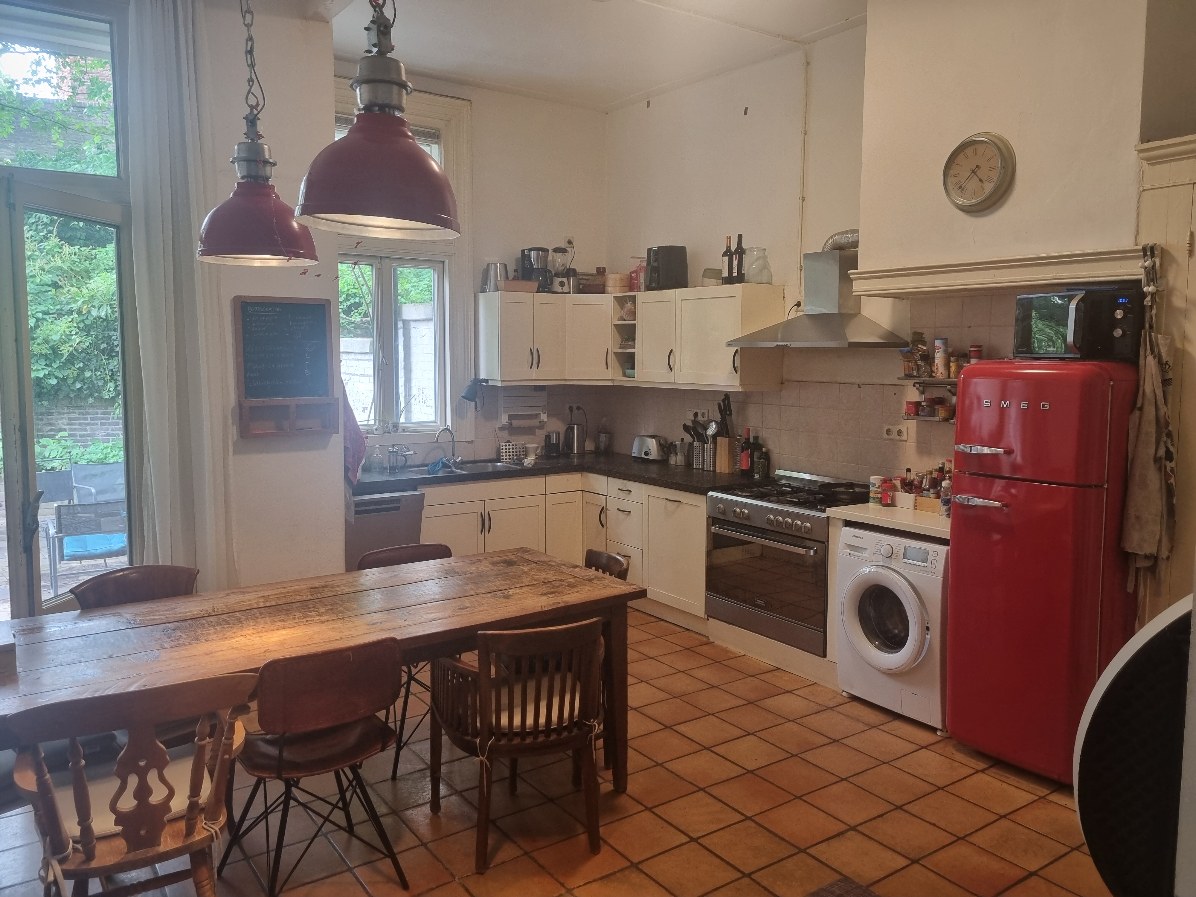 Image accompanying room listing