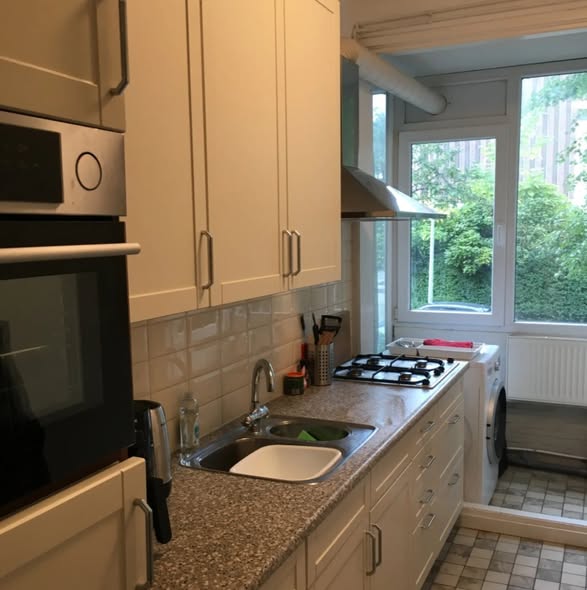 Image accompanying room listing