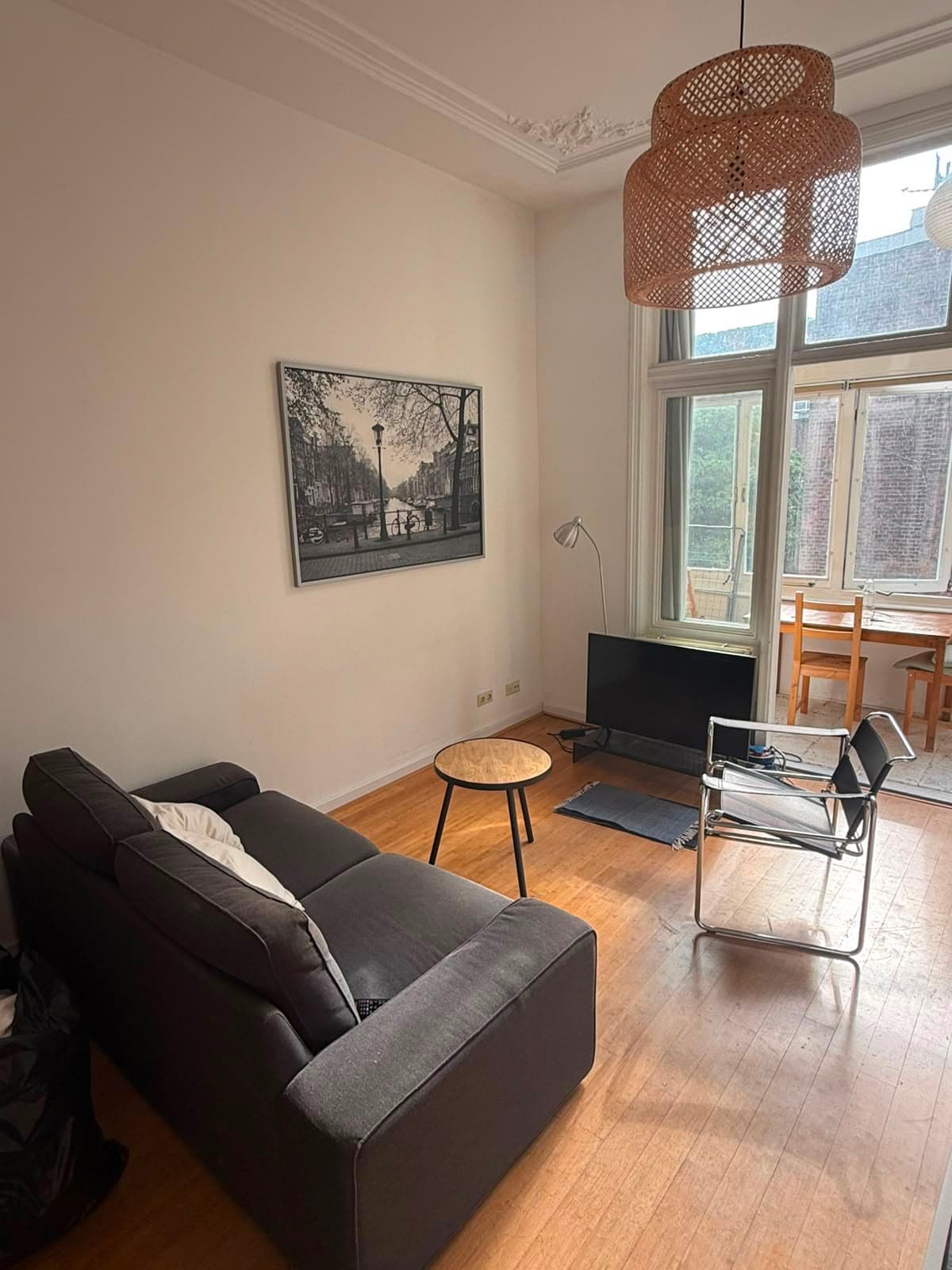 Image accompanying room listing