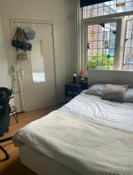 Image accompanying room listing