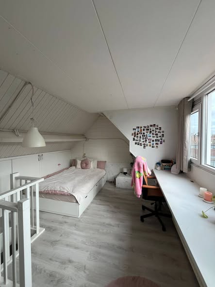 Image accompanying room listing