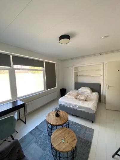 Image accompanying room listing