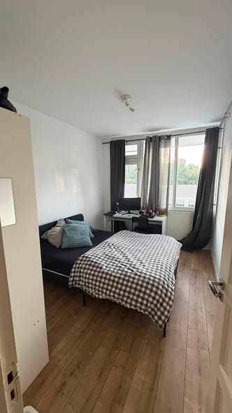 Image accompanying room listing