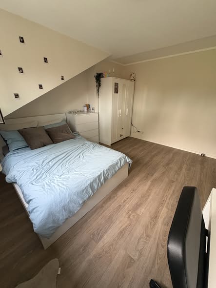 Image accompanying room listing