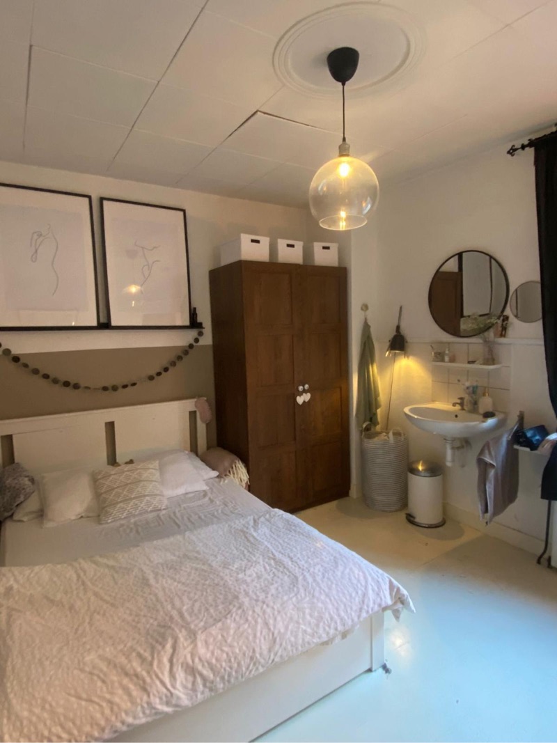 Image accompanying room listing