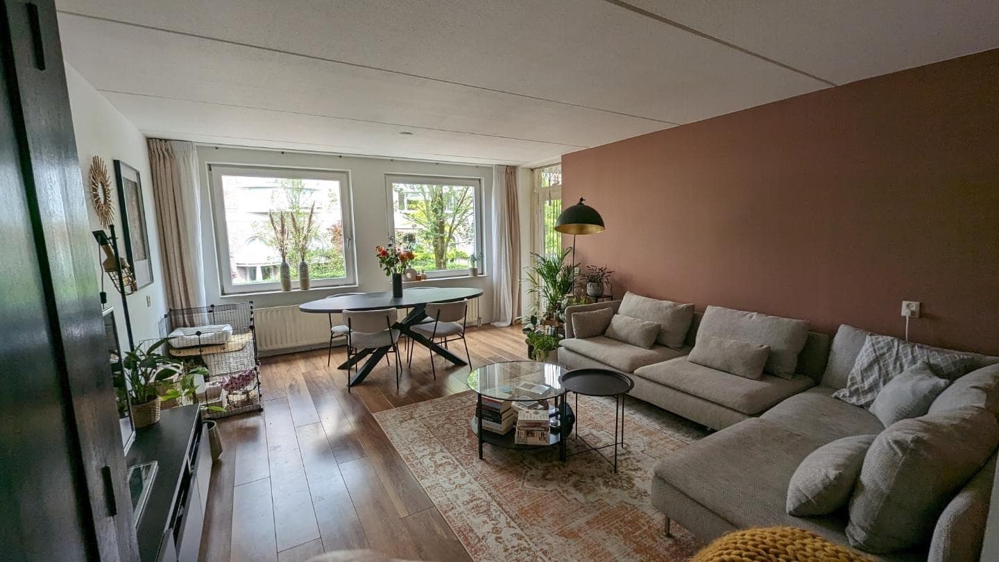 Image accompanying room listing